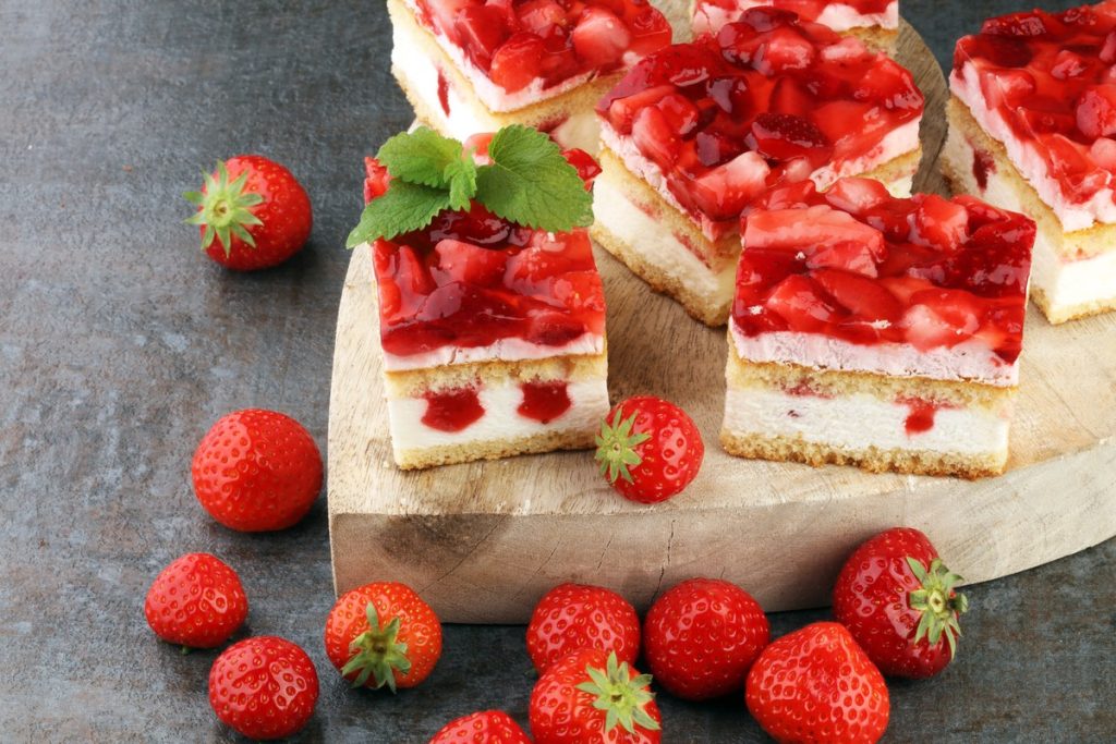 Fruchtige Erdbeerschnitten mit Sahnecreme und Tortenguss
