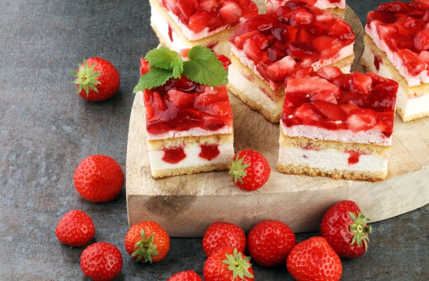 Fruchtige Erdbeerschnitten mit Sahnecreme und Tortenguss