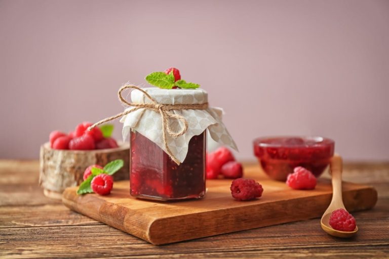 Fruchtige Himbeermarmelade mit Bananen zum Frühstück