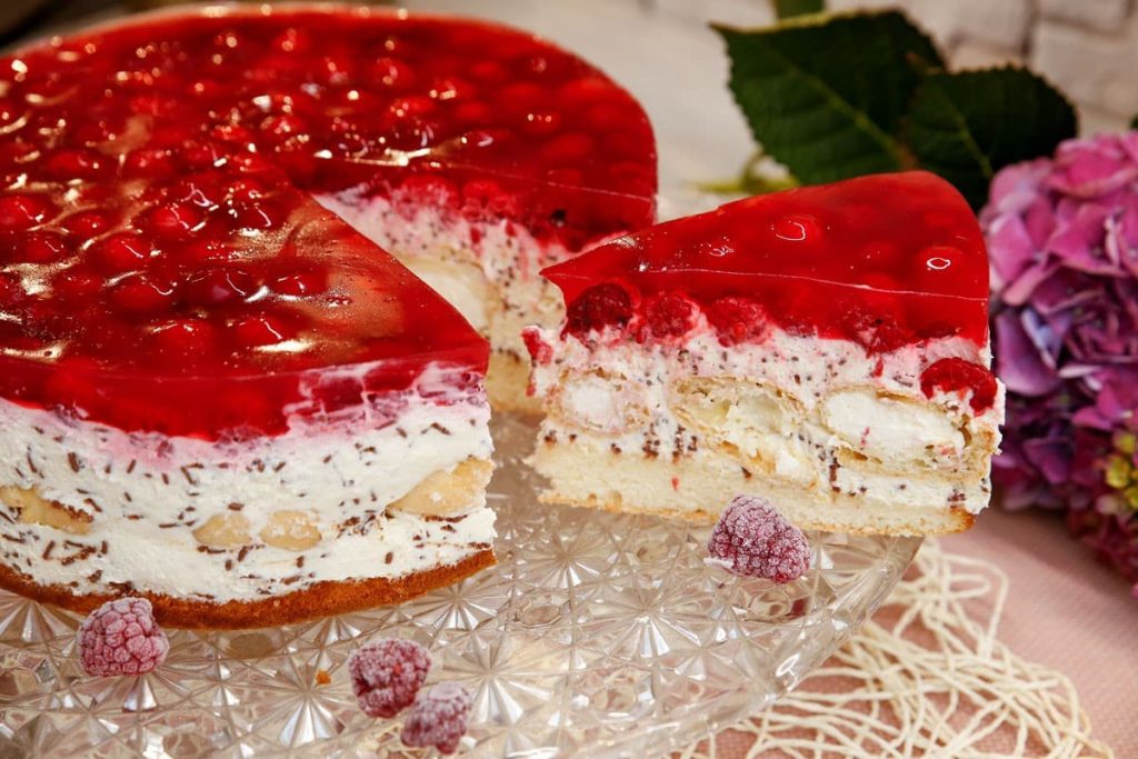 Fruchtige Himbeertorte mit Windbeuteln und Sahnecreme