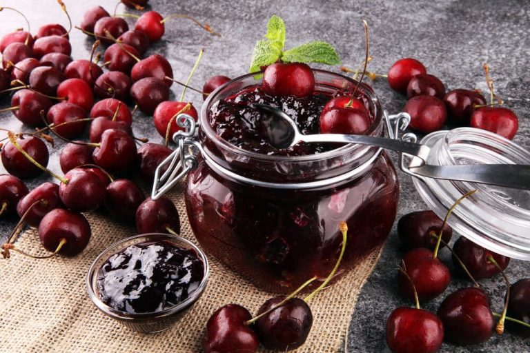 Luftiges veganes Eis mit Kichererbsen, Zitronensaft und Marmelade