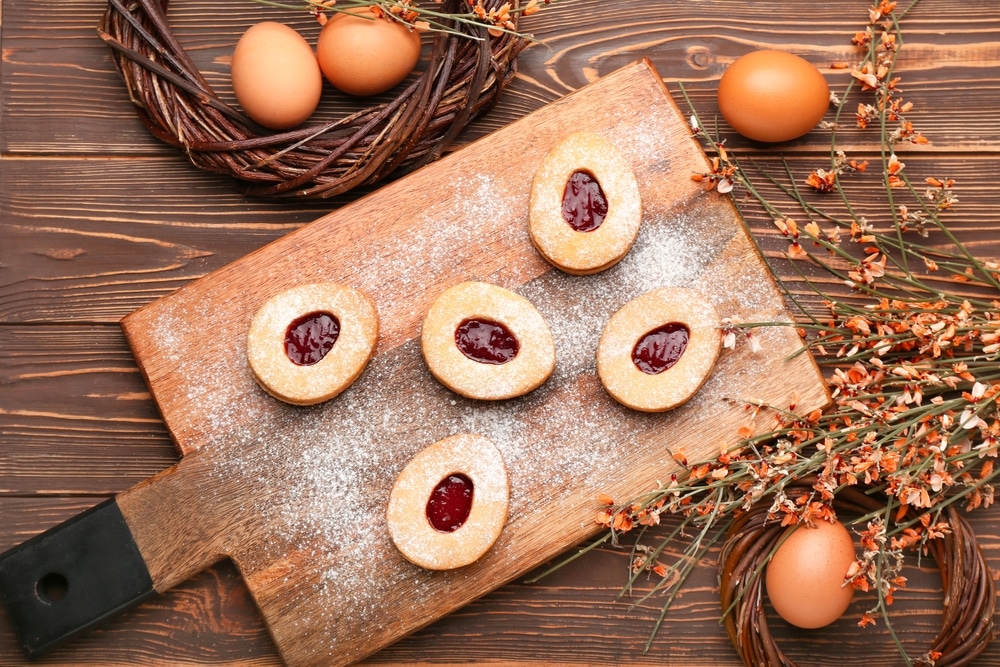 Fruchtige Osterkekse mit Marmelade zum Kaffee