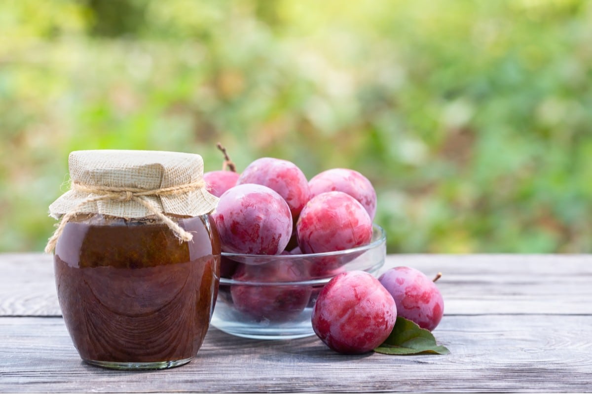 Fruchtige Pflaumenmarmelade mit Orange zum Frühstück