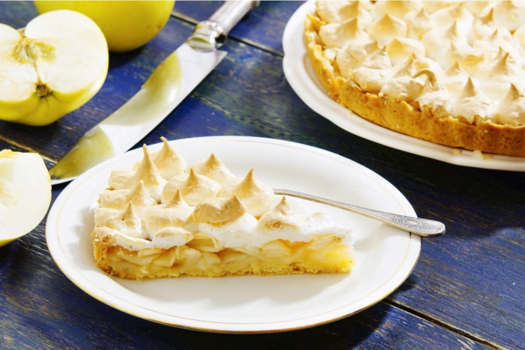 Fruchtiger Apfelkuchen mit Baiser und Mürbteig