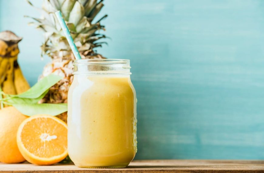 Fruchtiger Bananensmoothie mit Ananas und Orange