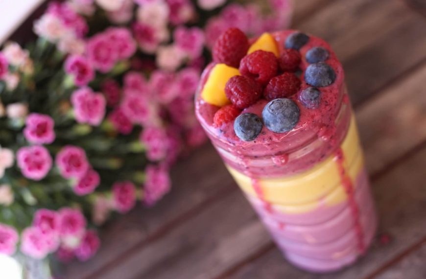 Fruchtiger Beerensmoothie mit Mango und Haferflocken