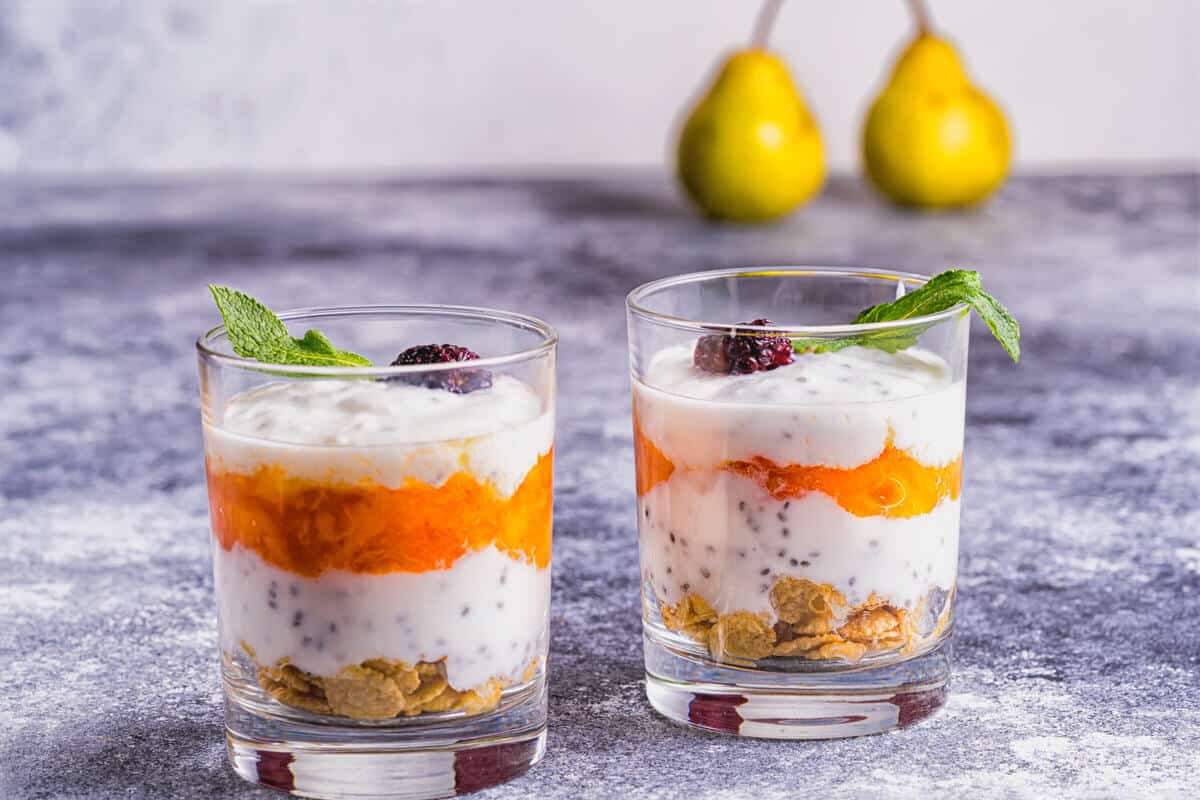 Fruchtiger Chia Pudding mit Kaki und Müsli zum Frühstück