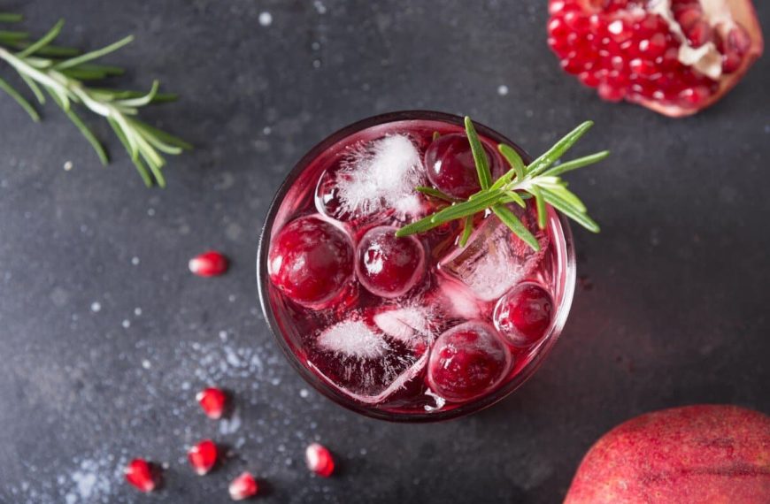Fruchtiger Cocktail mit Granatapfelsaft, Cranberry und Prosecco