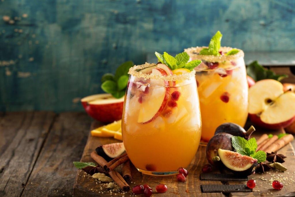 Fruchtiger Cocktail mit Wodka, Apfelsaft und Granatapfel