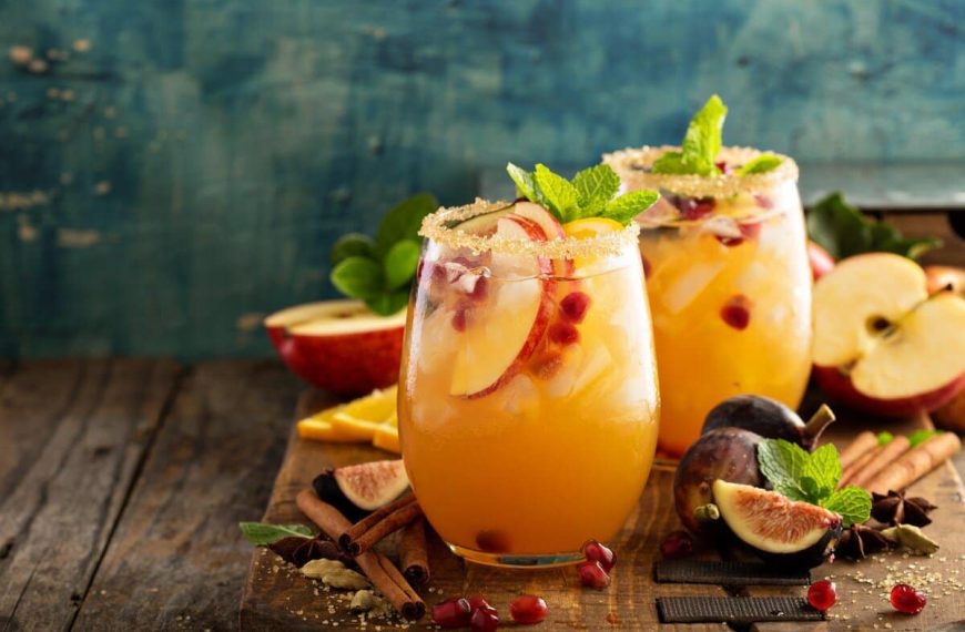 Fruchtiger Cocktail mit Wodka, Apfelsaft und Granatapfel
