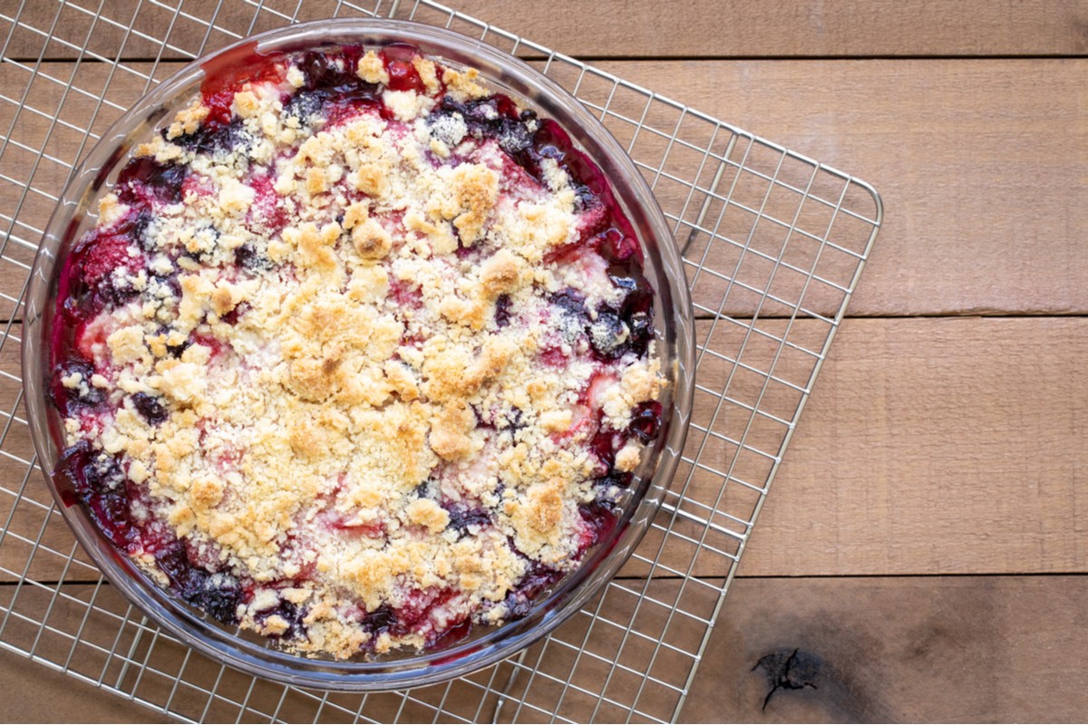 Fruchtiger Crumble mit Himbeeren und Kirschen