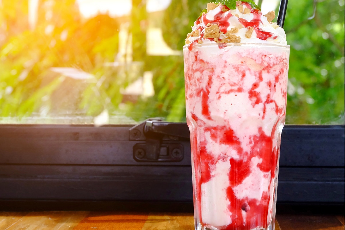 Fruchtiger Erdbeer Milchshake mit Eiscreme: Sommerliche Erfrischung