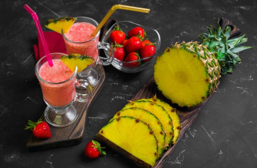 Fruchtiger Erdbeer Smoothie mit Ananas zum Frühstück