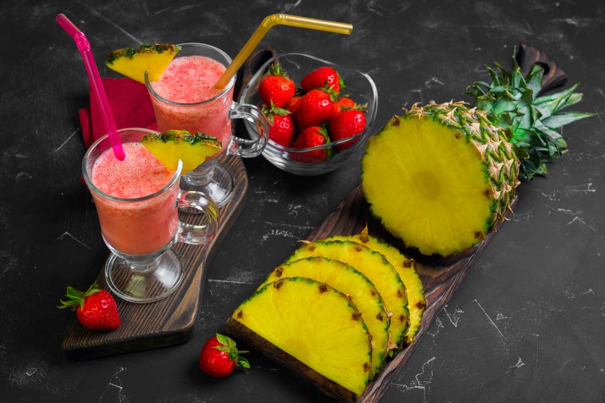 Fruchtiger Erdbeer Smoothie mit Ananas zum Frühstück