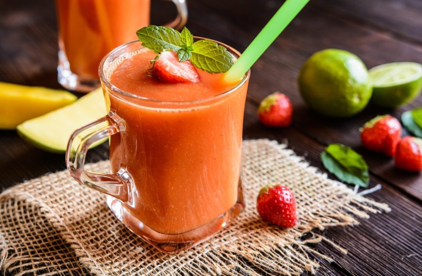 Fruchtiger Erdbeer Smoothie mit Mango, Joghurt und Mandelmilch