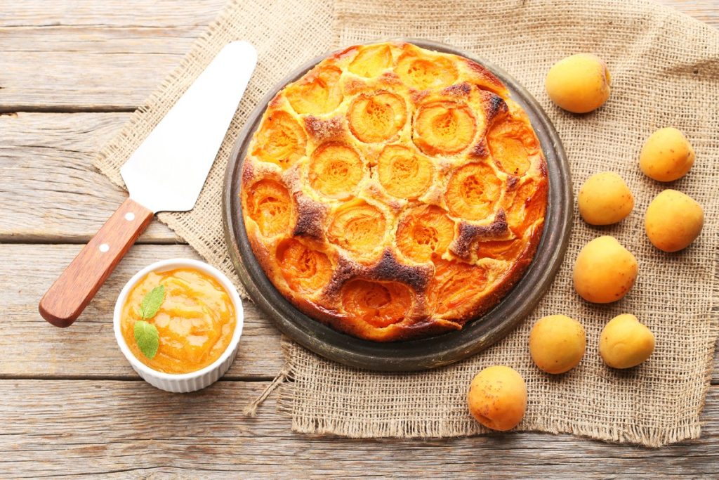 Fruchtiger Käsekuchen mit Aprikosen aus Frischkäse und Mandeln