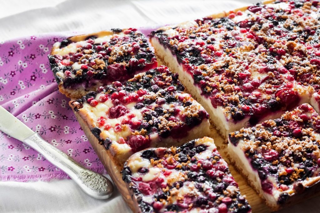 Fruchtiger Käsekuchen mit Beeren und Schmandcreme