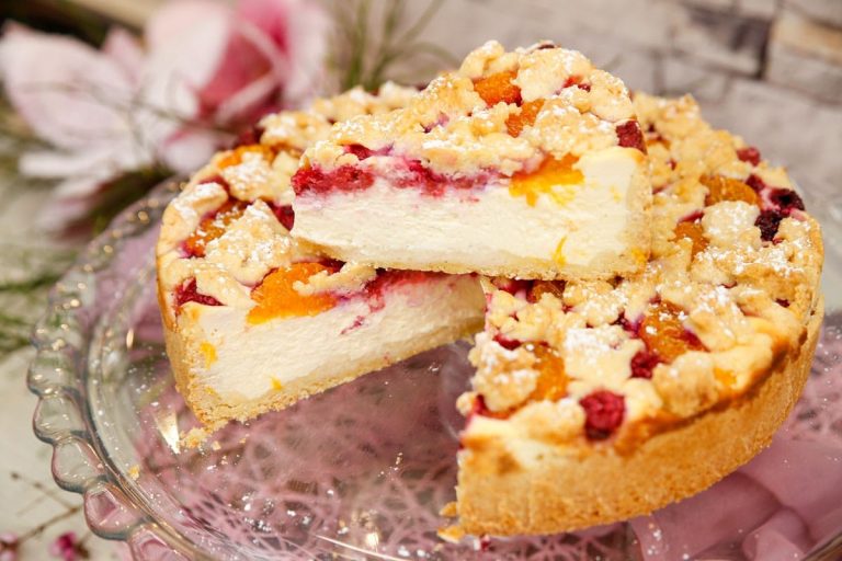 Fruchtiger Käsekuchen mit Himbeeren, Mandarinen und Streuseln