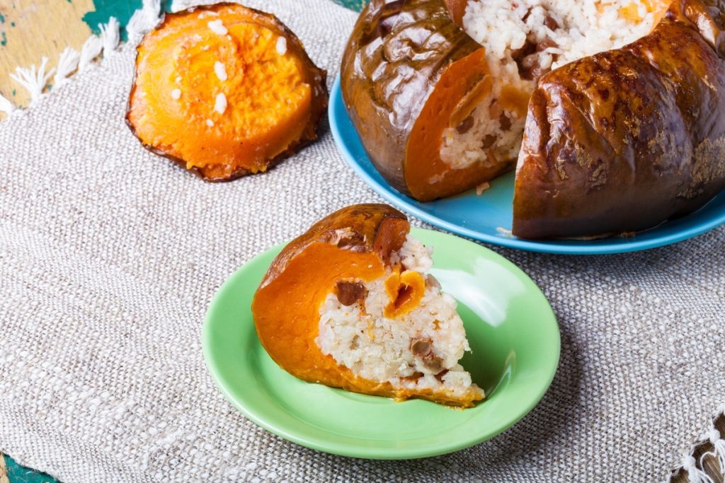 Fruchtiger Michreis mit Trockenfrüchten im Kürbis gebacken