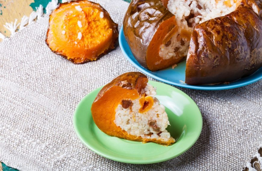 Fruchtiger Michreis mit Trockenfrüchten im Kürbis gebacken