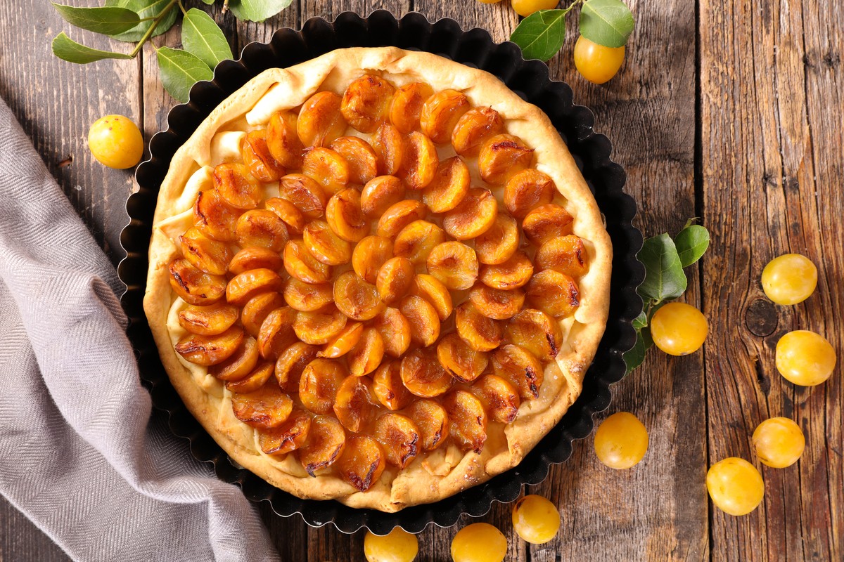 Fruchtiger Mirabellenkuchen mit Marzipan und Vanillepudding