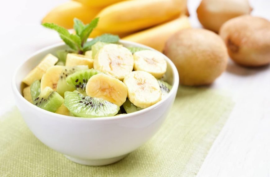 Fruchtiger Obstsalat mit Avocado, Kiwi und Bananen