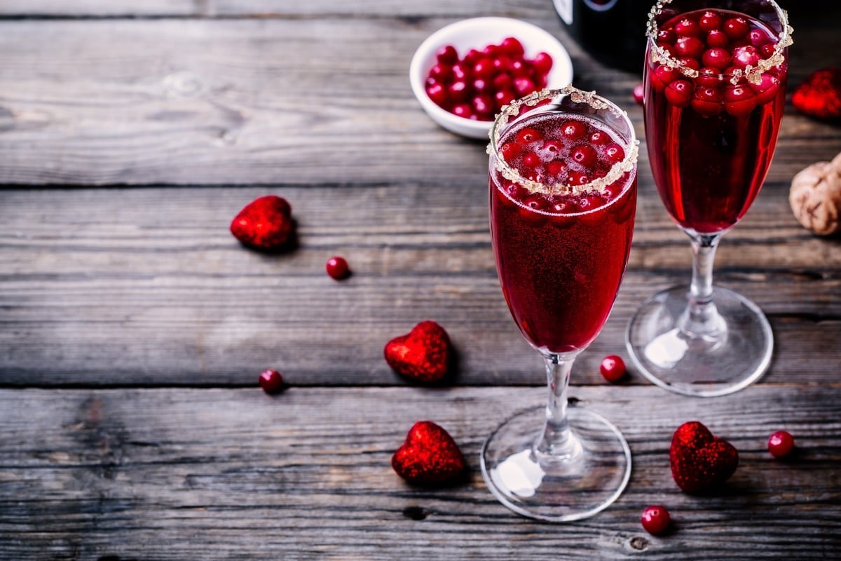 Fruchtiger Prosecco Cocktail mit Apfelsaft und Cranberry