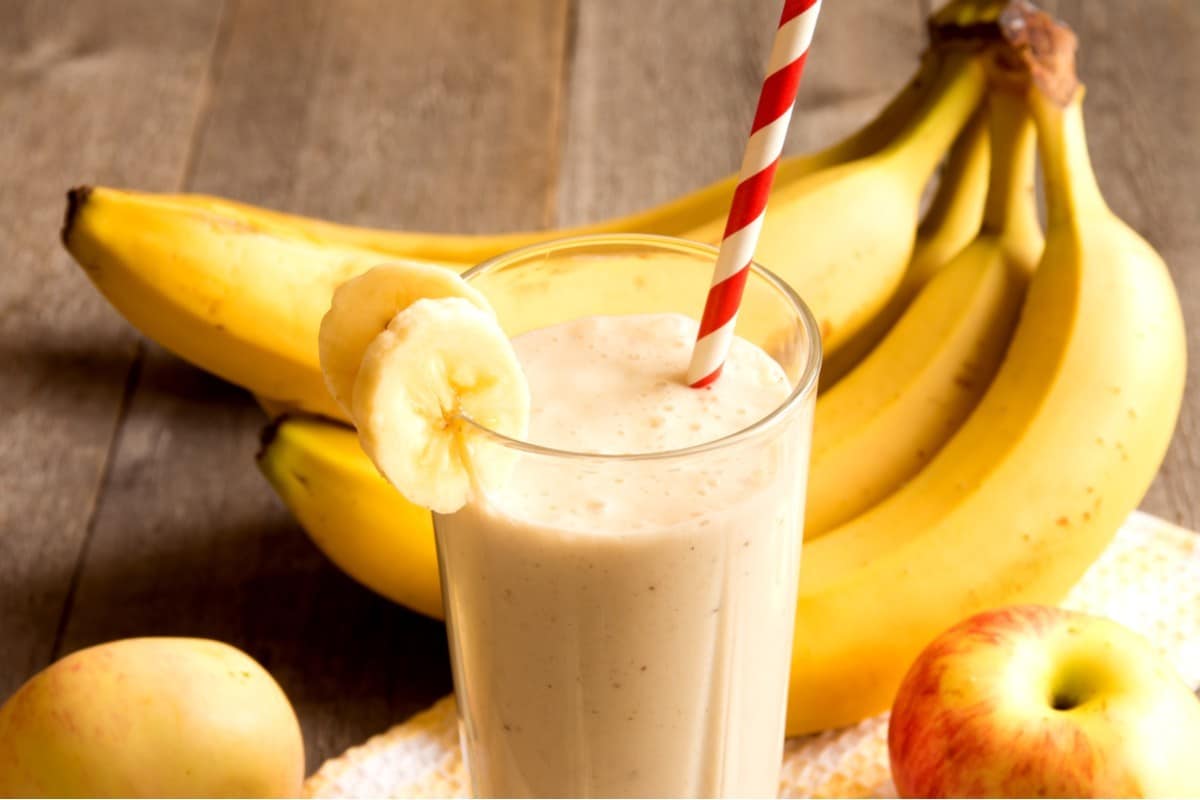 Fruchtiger Smoothie mit Apfel, Banane und Haferflocken