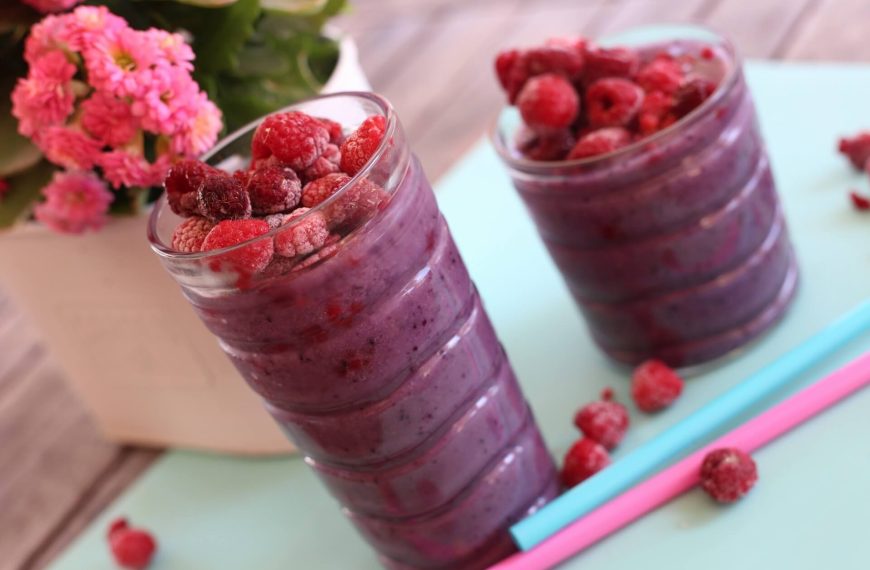 Fruchtiger Smoothie mit Beeren, Banane und Ananassaft