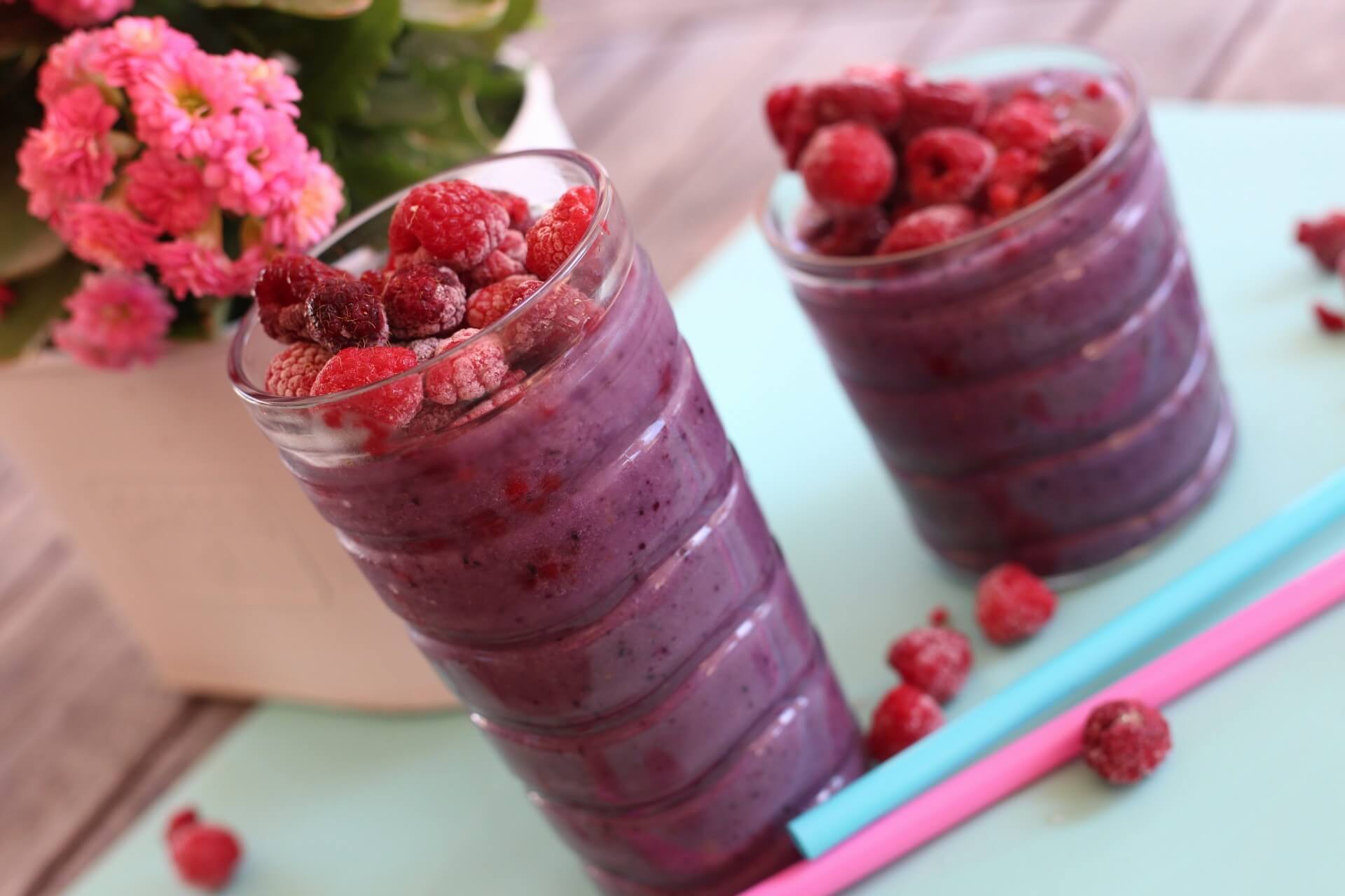 Fruchtiger Smoothie mit Beeren, Banane und Ananassaft