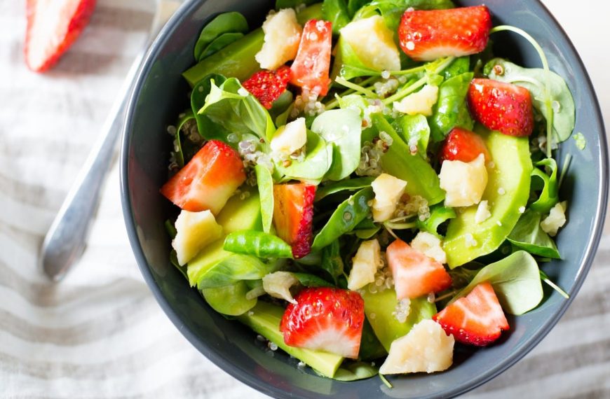 Fruchtiger Sommersalat mit Avocado, Erdbeeren und Quinoa
