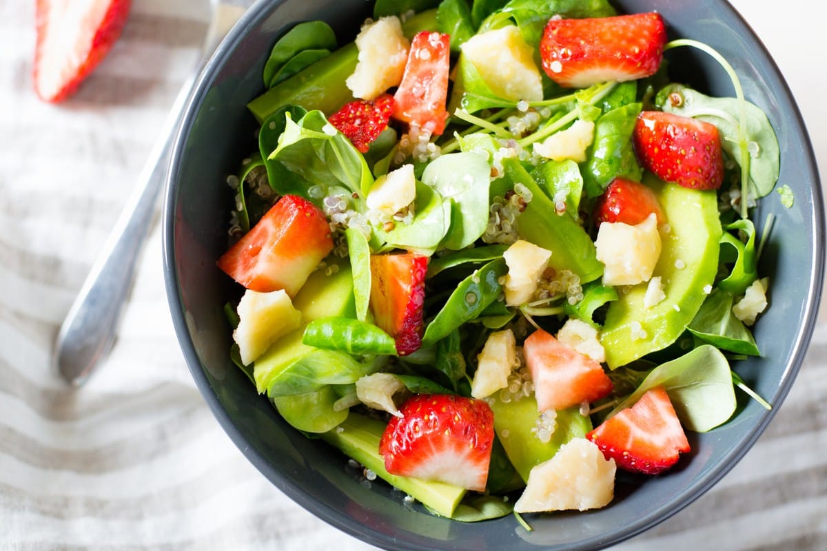 Fruchtiger Sommersalat mit Avocado