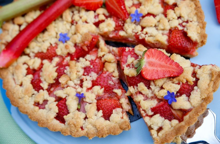 Fruchtiger Streuselkuchen mit Erdbeeren, Rhabarber und Marmelade