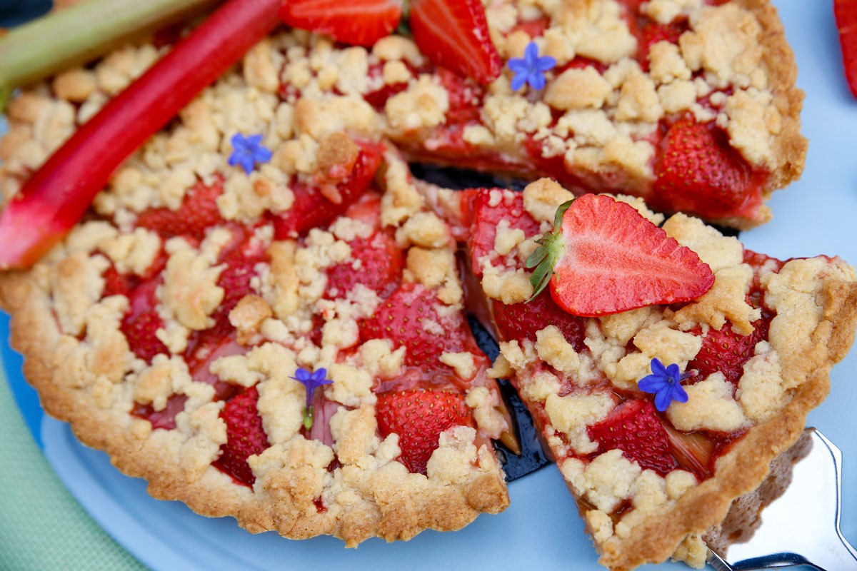 Fruchtiger Streuselkuchen mit Erdbeeren