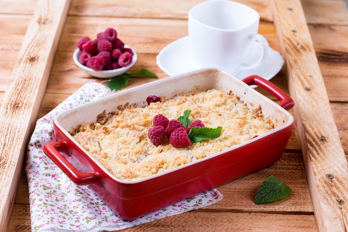 Fruchtiger Streuselkuchen mit Himbeeren und Mandeln