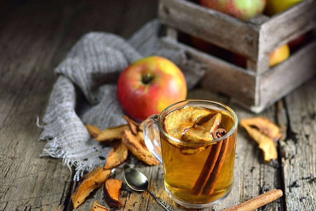 Fruchtiger Tee mit getrockneten Äpfeln und Zitronenmelisse