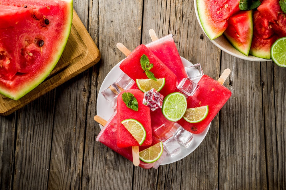 Fruchtiges Wassermelonen Eis mit Limettensaft und Minze