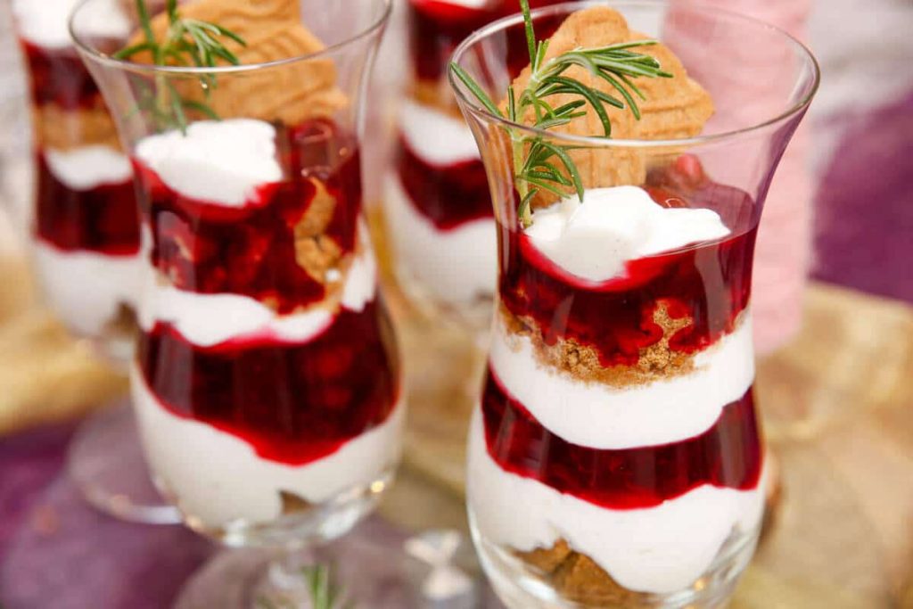 Köstliches Schokokuss Dessert mit Mascarpone und roter Grütze