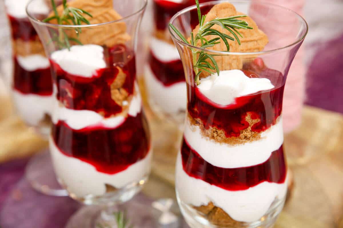 Fruchtiges Weihnachtsdessert mit roter Grütze und Spekulatius