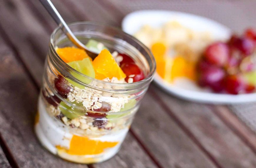 Frühstück im Glas mit Joghurt, Obst und Haferflocken