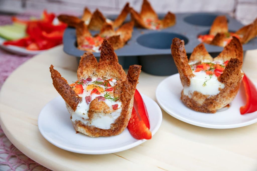 Frühstückei im Toast mit Paprika und Bacon