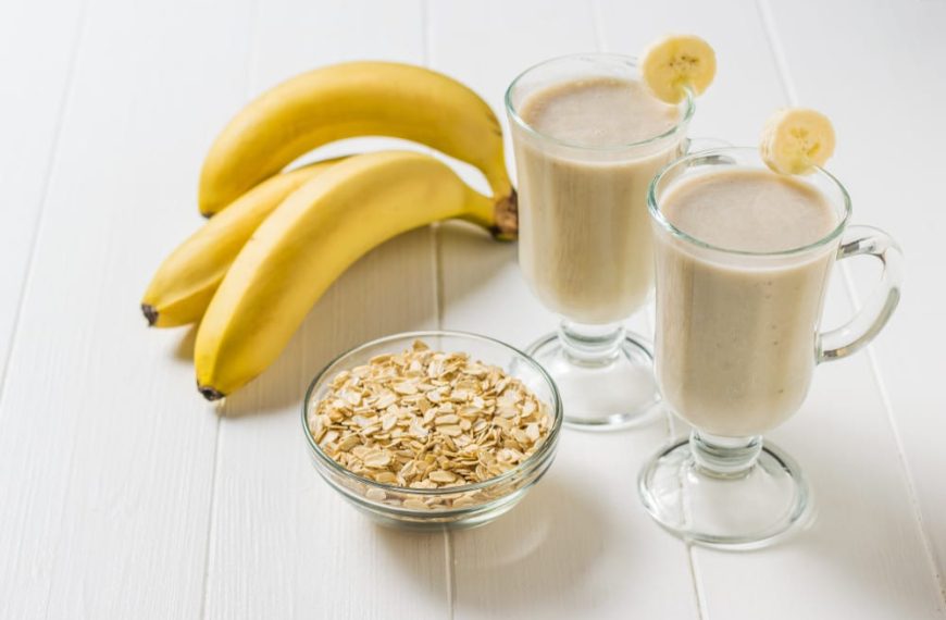 Frühstücks Bananen Smoothie mit Haferflocken und Mandelmilch