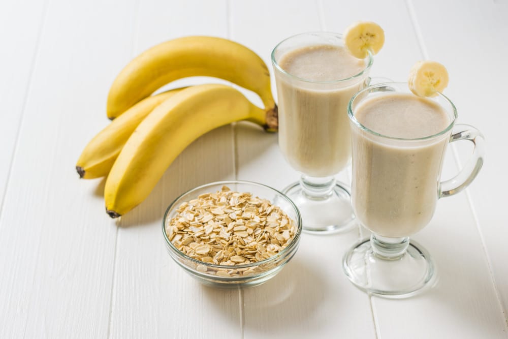 Frühstücks Bananen Smoothie mit Haferflocken und Mandelmilch