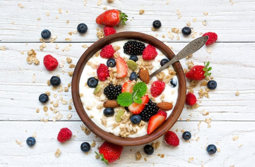 Frühstücks Bowl mit Beeren und Haferflocken Granola Müsli