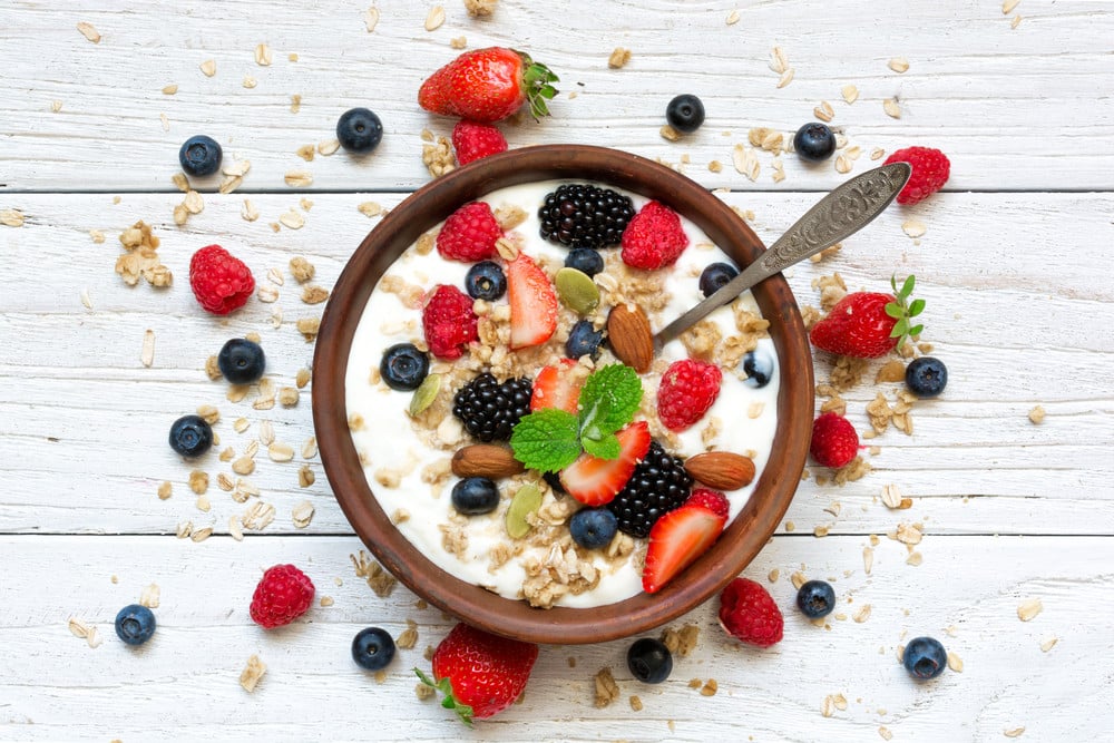 Frühstücks Bowl mit Beeren und Haferflocken Granola Müsli