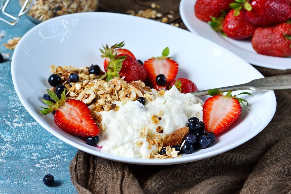 Frühstücksbowl mit Erdbeeren und Blaubeeren: Beerenliebe im Frühstück