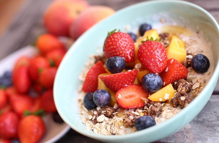 Frühstücksbowl mit Joghurt, Chia und Früchten