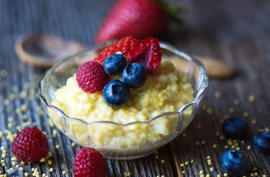 Frühstücksbrei mit Hirse, Milch und Beeren