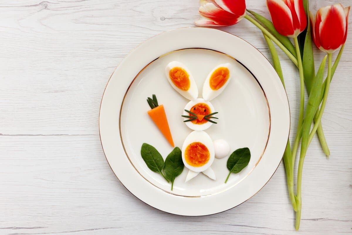 Frühstücksei Osterhase aus gekochten Eiern - Idee zum Osterfrühstück