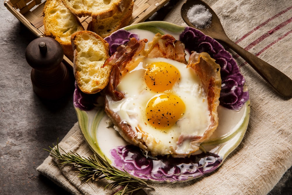 Frühstücksei im Bacon aus dem Backofen